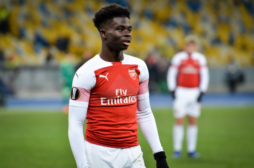 Bukayo Saka im Trikot des FC Arsenal am Ball