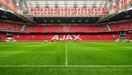 Ajax kann den Wunsch nicht erfüllen und bekommt gesagt, er solle abreisen