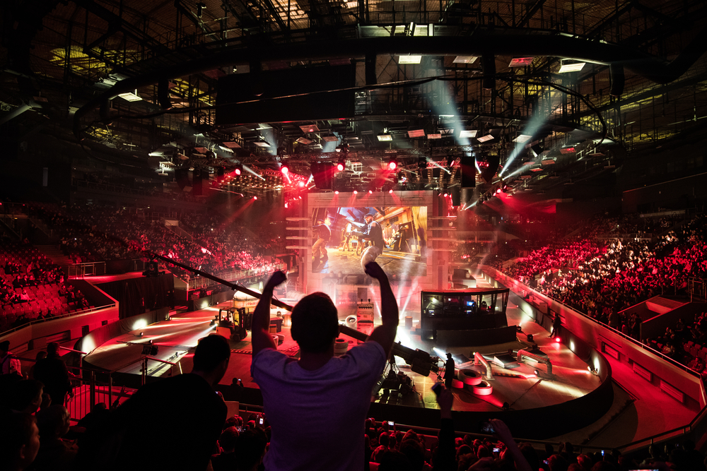 Spieler an Rechnern bei einem eSports-Turnier