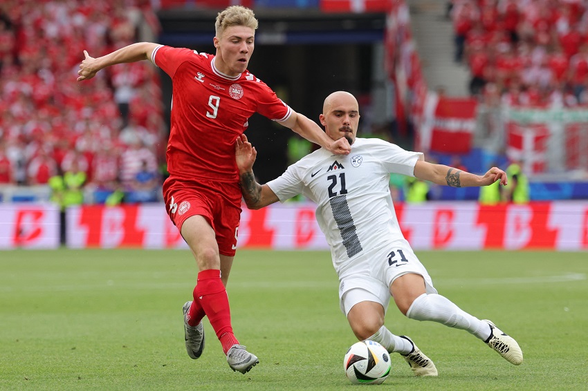 Rasmus Højlund im Trikot der dänischen Nationalmannschaft am Ball
