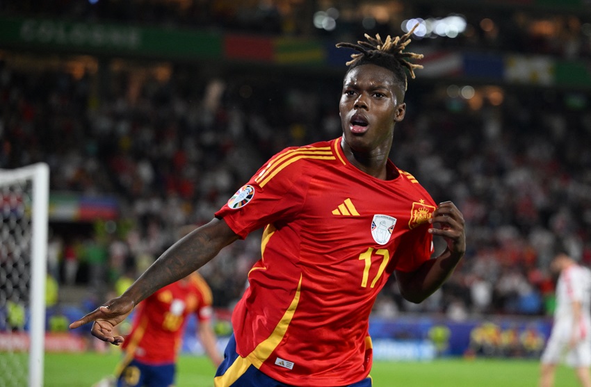 Nico Williams von Athletic Bilbao am Ball im Trikot der spanischen Nationalmannschaft