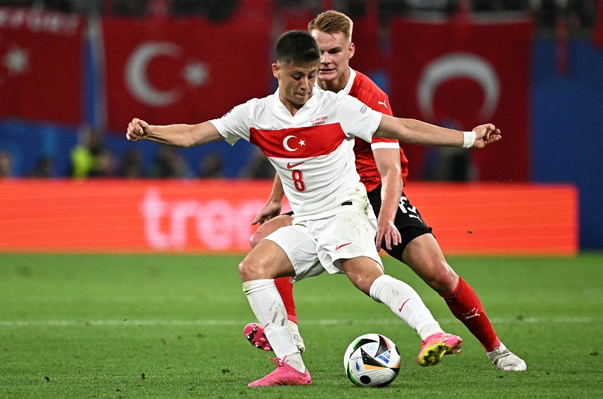 Arda Güler im Trikot der türkischen Nationalmannschaft am Ball
