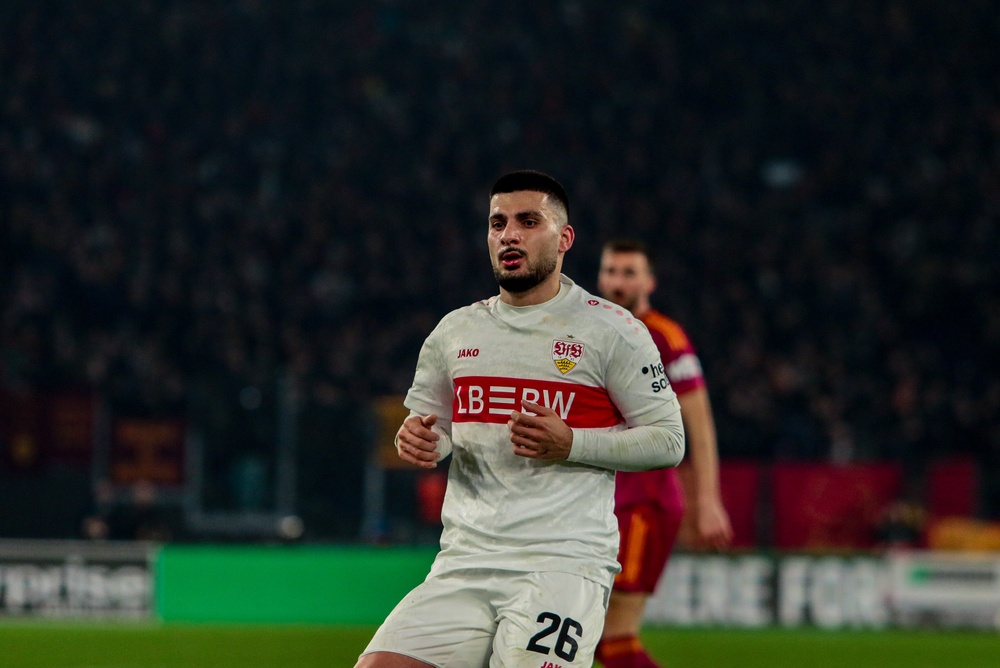 Deniz Undav im Trikot des VfB Stuttgart auf dem Weg in den Strafraum