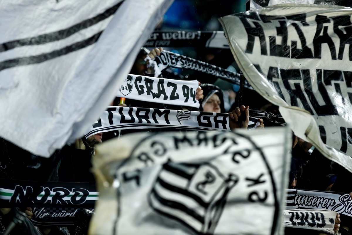 Fans von Sturm Graz mit Schals und Fahnen