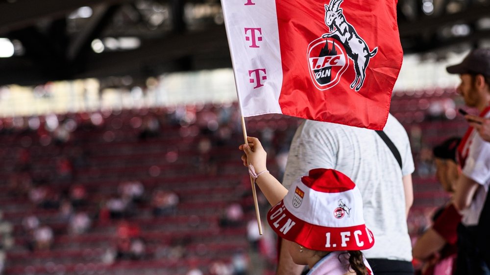 Fans des 1. FC Köln mit Vereinsfahne vor dem Spiel beim Hamburger SV