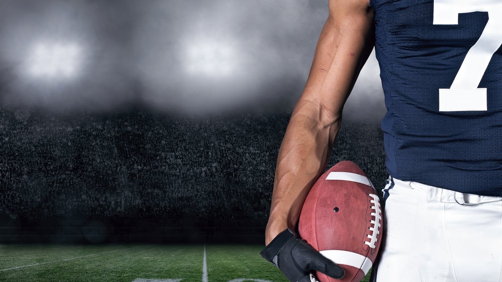 Football-Spieler mit Ball auf dem Feld vor dem Thursday Night Game Bills gegen Lions