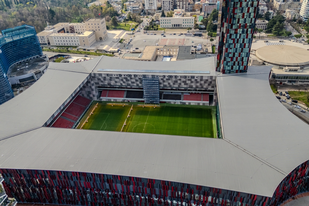 Luftbild der Arena Kombëtare in Tirana, Spielort von Albanien gegen Belarus