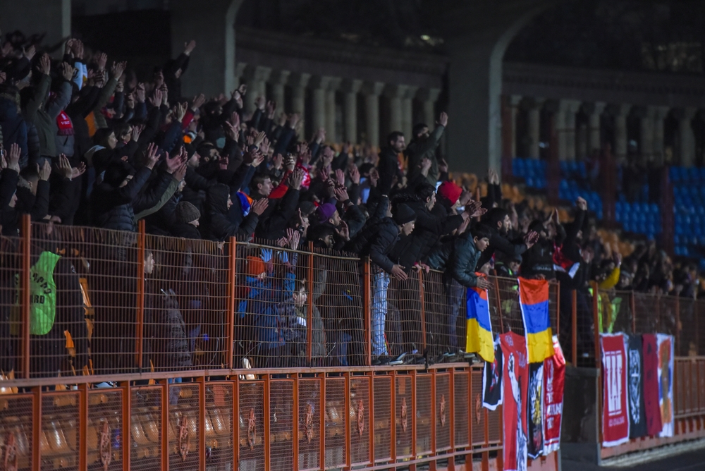 Armenische Fans im Republikanischen Stadion in Jerewan
