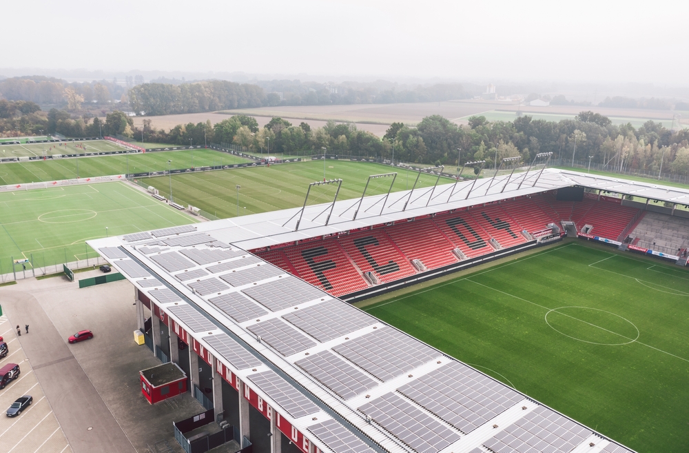 Luftbild des Audi Sportparks in Ingolstadt mit Tribüne und Spielfeld