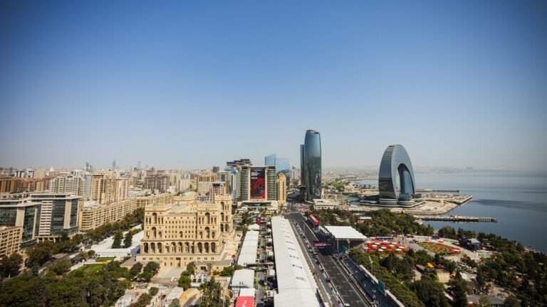 Formel 1 Baku 2026 live im TV & Stream: Sender, Zeitplan & Startzeiten (24. bis 26.09.)