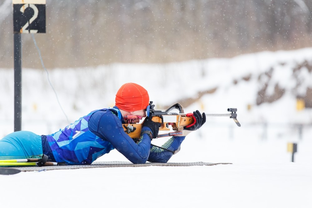 Biathlet beim Schießen im Liegendanschlag