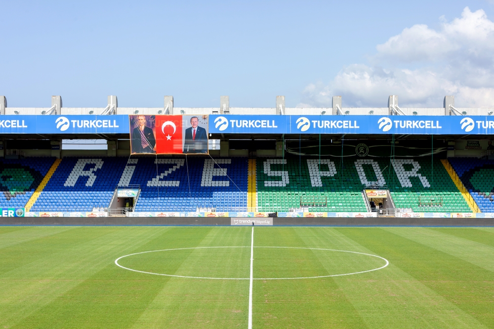 Tribüne mit Rizespor-Schriftzug im Çaykur-Didi-Stadion in Rize, Spielort gegen Fenerbahçe