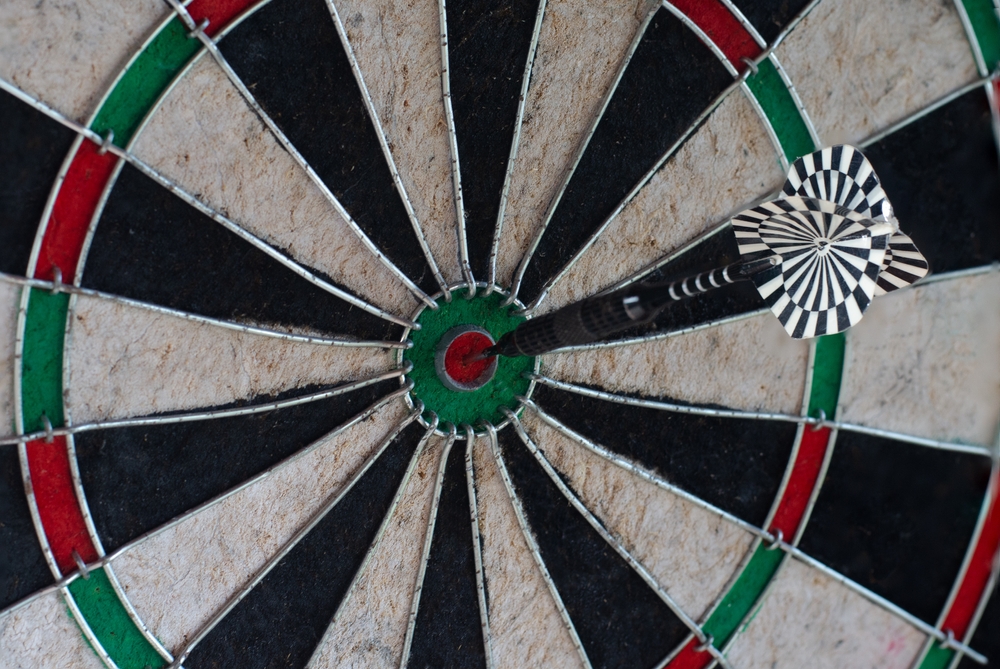 Dartspieler beim Wurf in Nahaufnahme