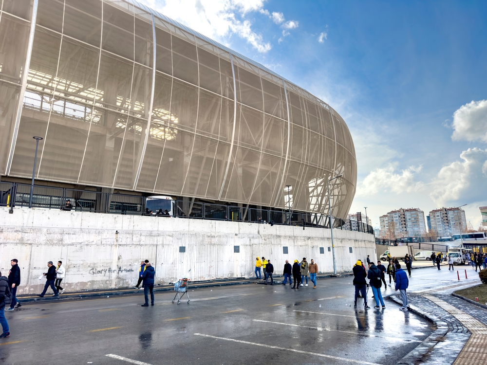 Außenansicht des Eryaman-Stadions in Ankara, Spielort von Gençlerbirliği gegen Amed SK