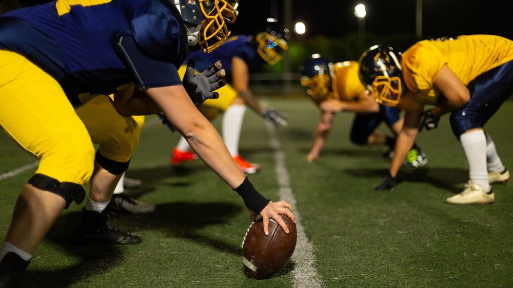 Center legt den Ball vor dem Snap auf, beide Offensive Lines stehen sich gegenüber