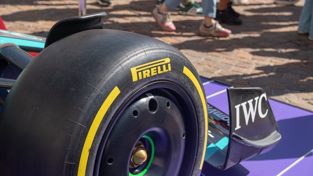 Pirelli-Reifen eines Formel-1-Wagens, auf dem Stadtkurs in Baku zählt Topspeed