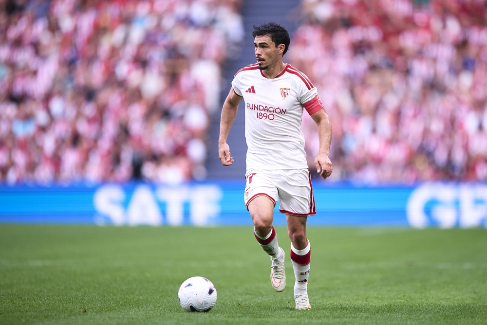 Gabriel Suazo, Kapitän des FC Sevilla, am Ball
