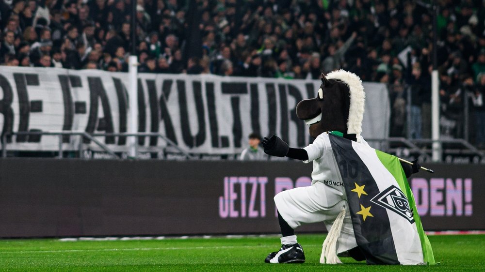Maskottchen Jünter mit der Fahne von Borussia Mönchengladbach vor der Fankurve, Alexander Blessin übernimmt den Tabellenletzten