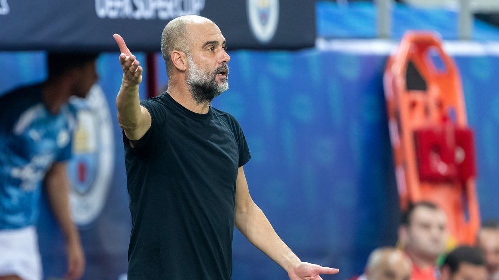 Pep Guardiola gestikuliert an der Seitenlinie, Trainer von Manchester City