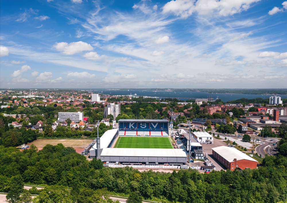 Luftbild des Holstein-Stadions in Kiel mit der Förde im Hintergrund