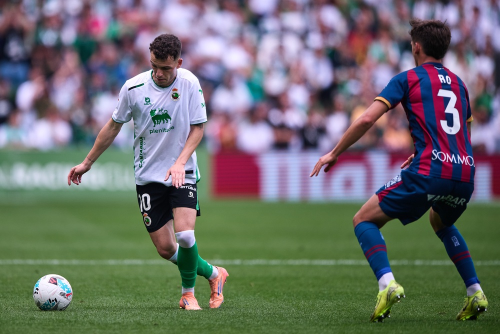 Iñigo Vicente von Racing Santander am Ball im Sardinero