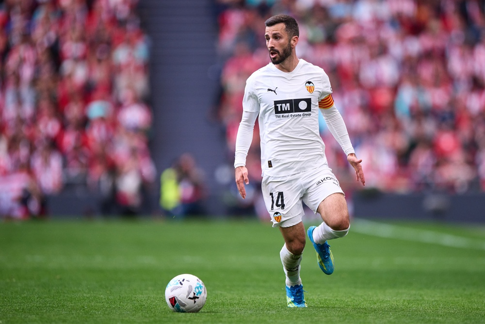 José Gayà, Kapitän des FC Valencia, am Ball