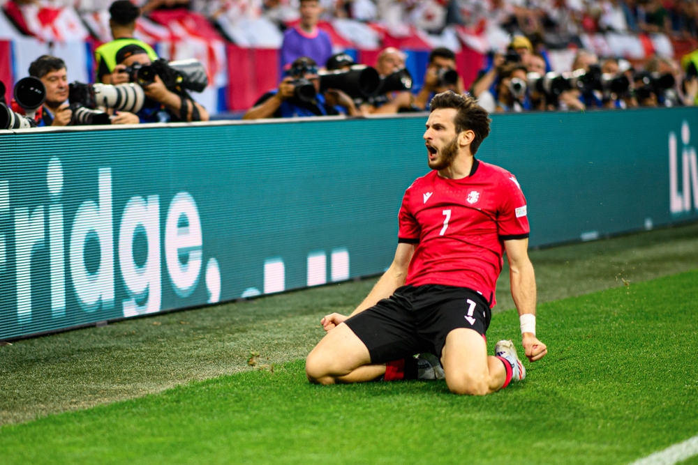 Khvicha Kvaratskhelia im Trikot der georgischen Nationalmannschaft beim Torjubel