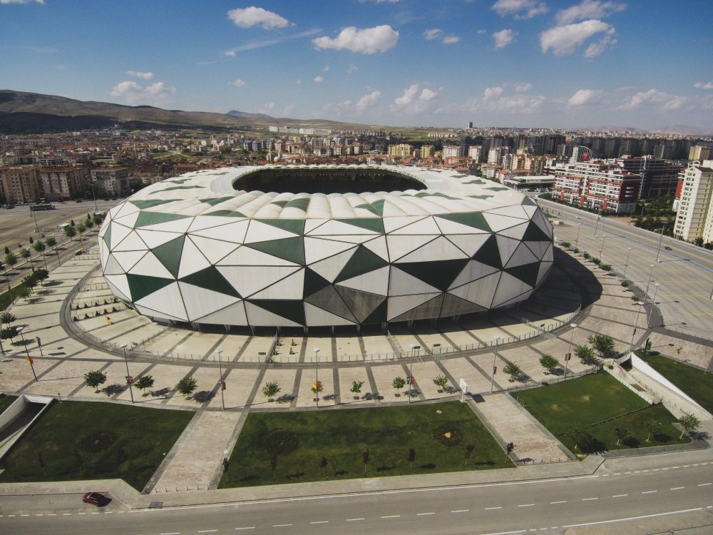 Luftbild des Konya-Büyükşehir-Stadions, Spielort von Konyaspor gegen Başakşehir