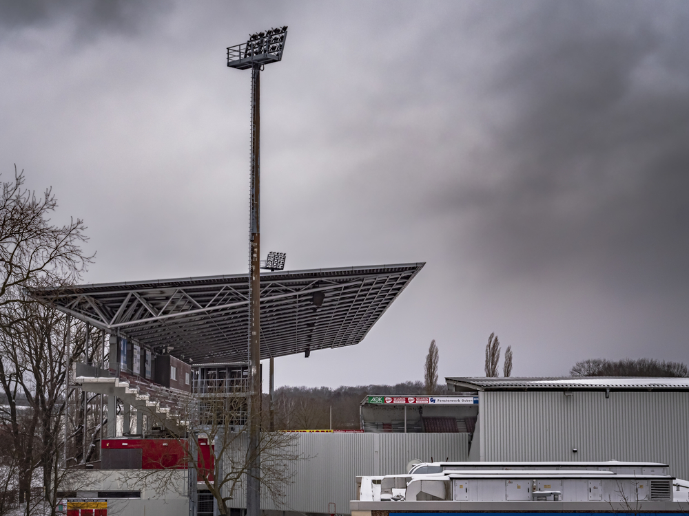 Tribüne des LEAG Energie Stadion in Cottbus, Spielort der Partie gegen St. Pauli