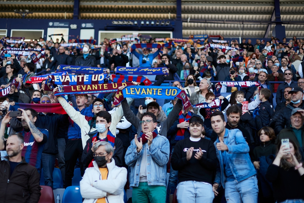 Levante-Fans im Estadi Ciutat de València beim Duell mit Sevilla