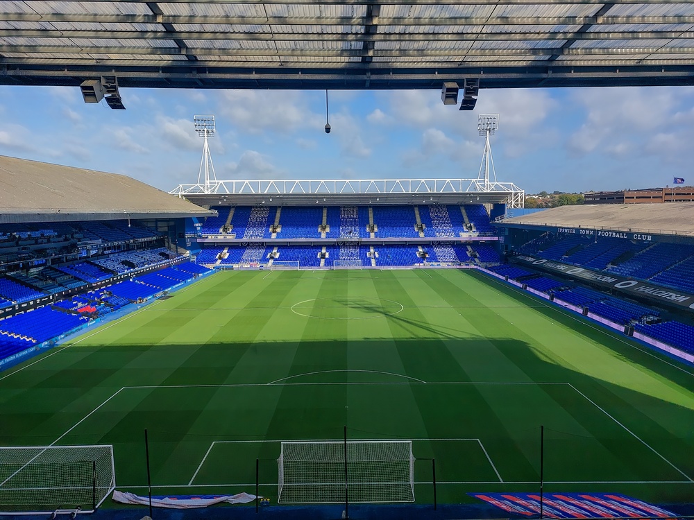 Innenansicht von Portman Road in Ipswich mit Blick auf das Spielfeld