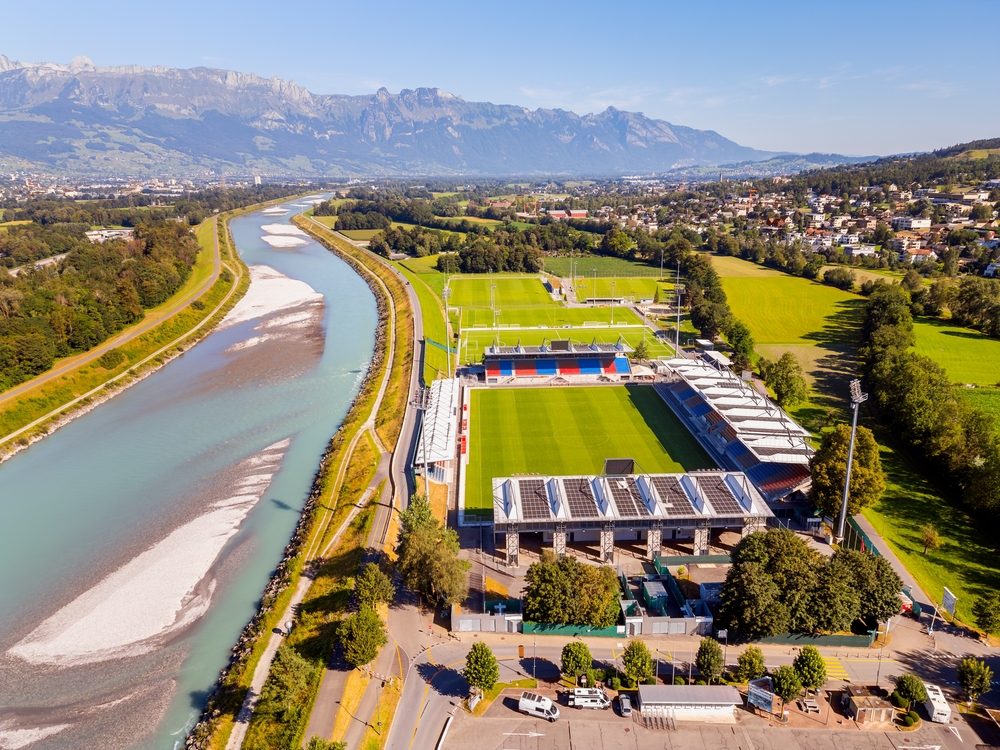 Rheinpark Stadion in Vaduz aus der Luft, Spielort von Liechtenstein gegen Litauen