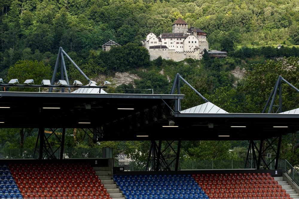 Tribüne des Rheinpark Stadions in Vaduz mit Schloss Vaduz im Hintergrund