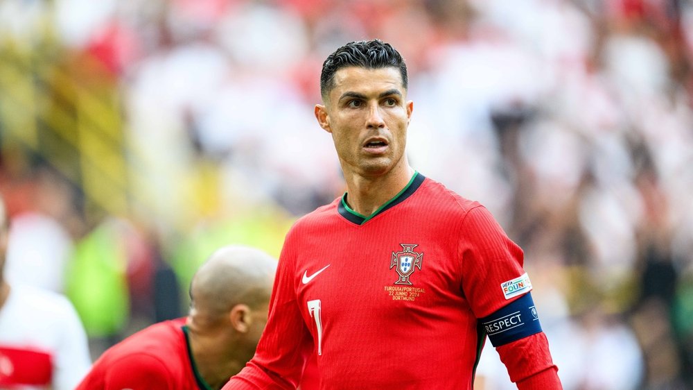 Cristiano Ronaldo mit Kapitänsbinde im Trikot der portugiesischen Nationalmannschaft