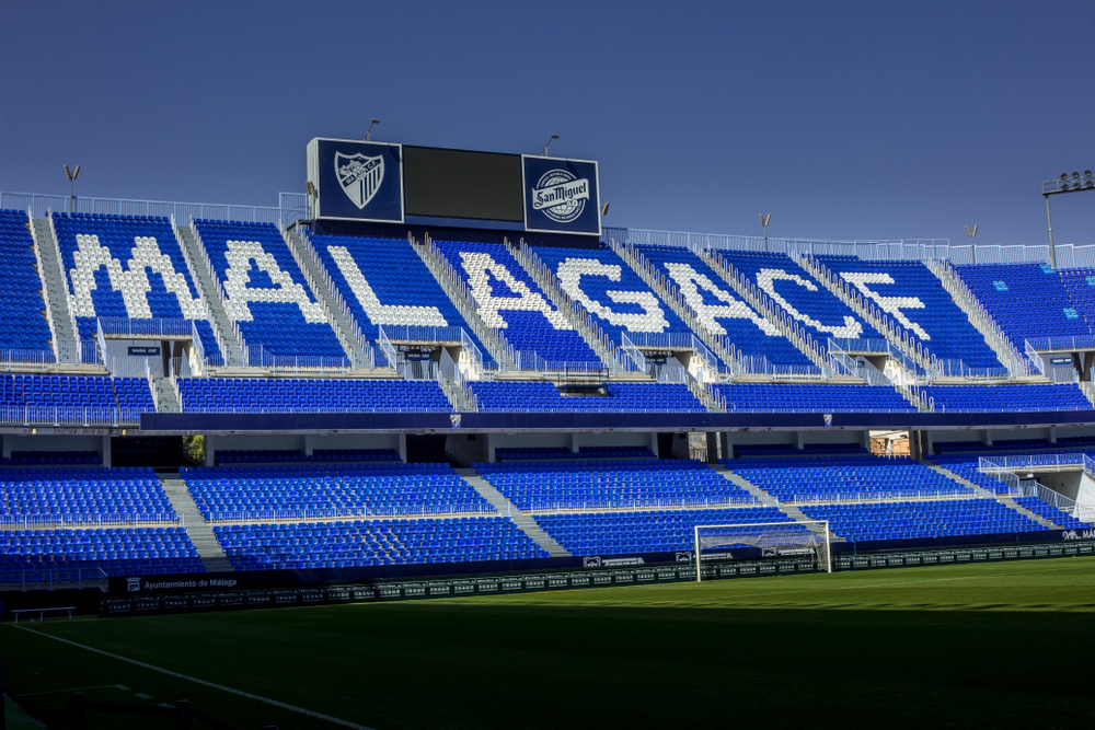 Tribüne des Estadio La Rosaleda mit dem Schriftzug des FC Málaga