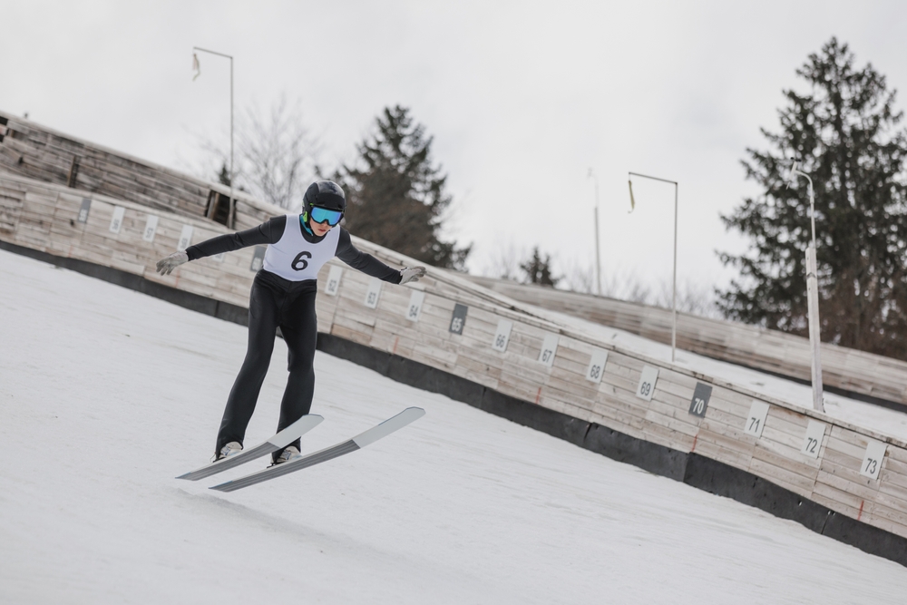 Skispringer im Flug über dem Schanzentisch