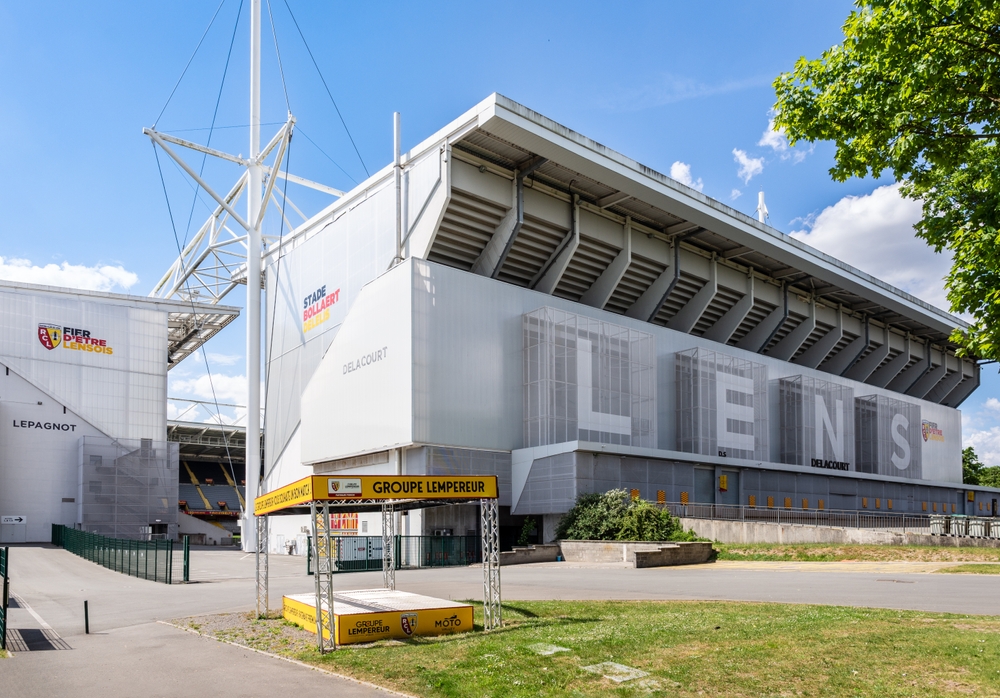 Die Tribünen Delacourt und Lepagnot des Stade Bollaert-Delelis, Spielort von RC Lens gegen Olympique Lyon