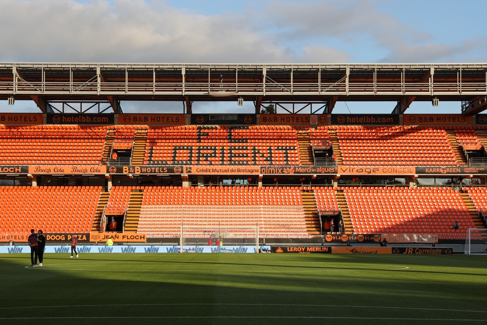 Haupttribüne im Stade du Moustoir, wo der FC Lorient den Paris FC empfängt