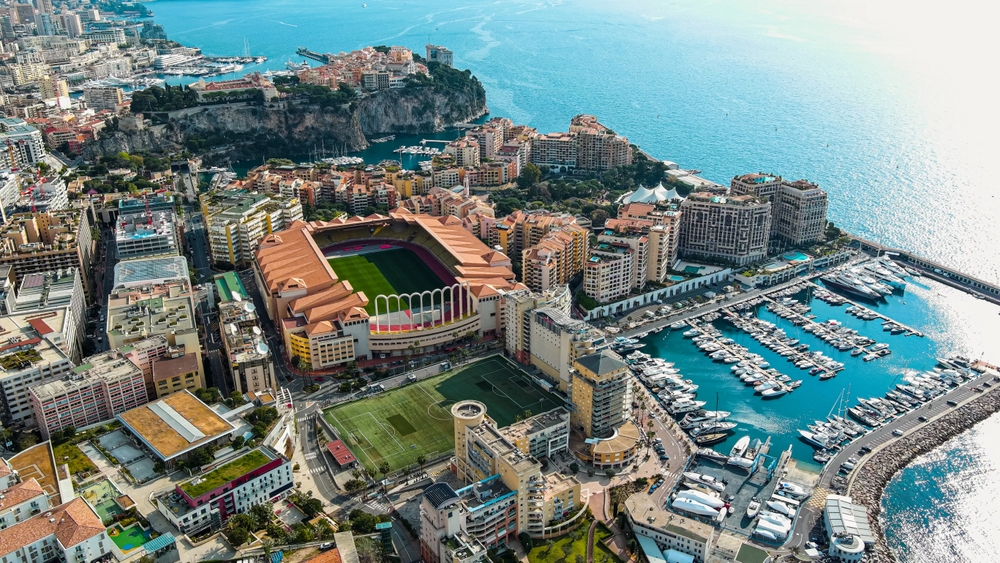 Luftbild des Stade Louis II in Fontvieille, Spielort von AS Monaco gegen FC Toulouse