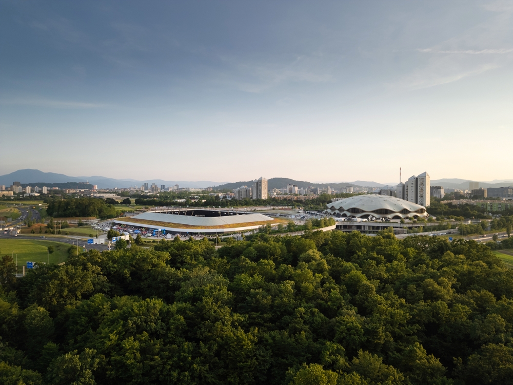 Luftbild des Stožice-Stadions in Ljubljana, Spielort von Slowenien gegen Schottland