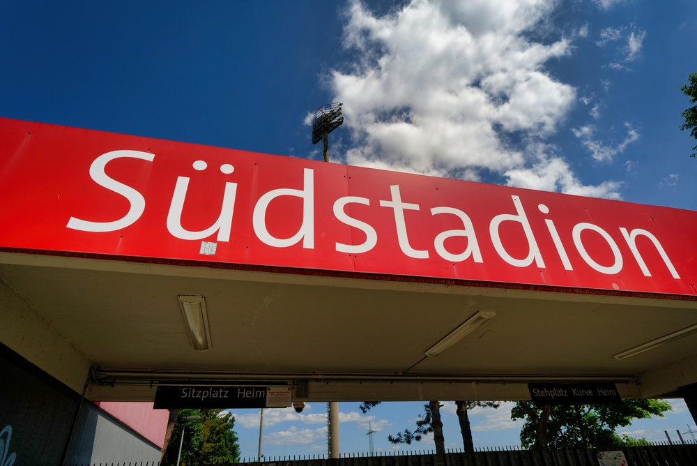 Rotes Schild am Eingang des Südstadions in Köln, Spielort von Fortuna Köln gegen den 1. FC Saarbrücken