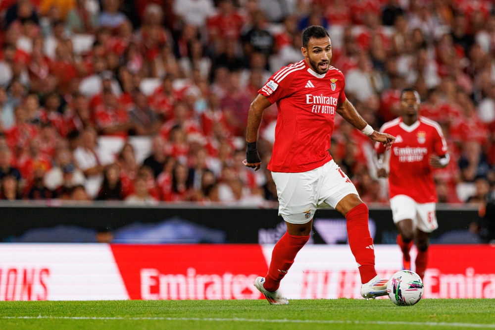 Vangelis Pavlidis im Trikot von Benfica Lissabon am Ball