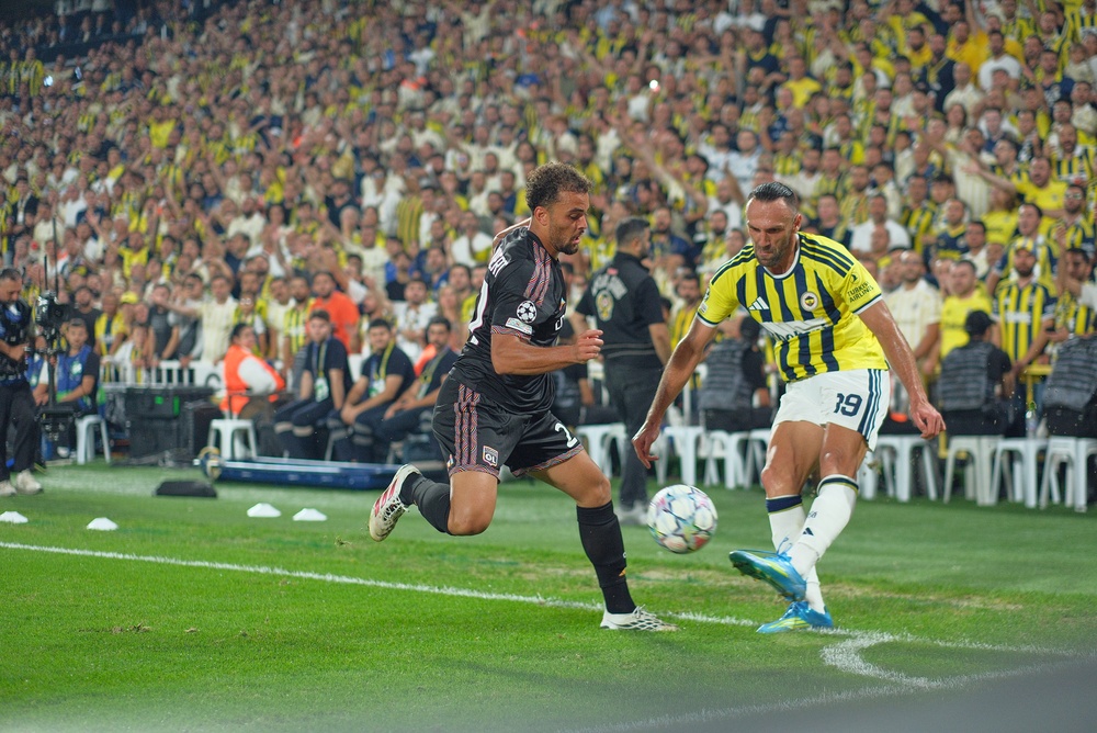 Vedat Muriqi im Trikot von Fenerbahçe am Ball