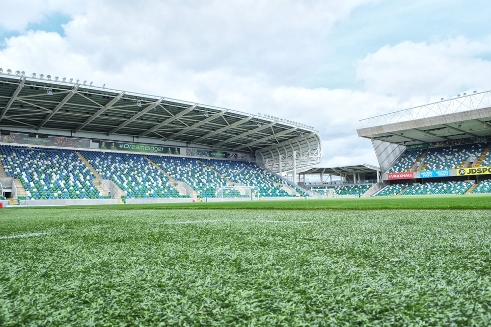 Innenraum des Windsor Park in Belfast, Spielort von Nordirland gegen Ungarn