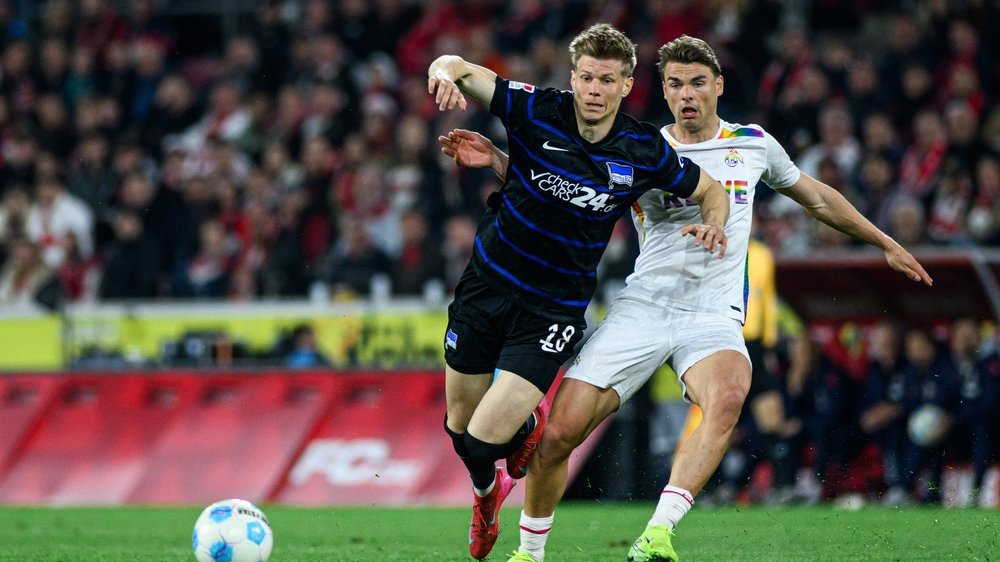 Luca Schuler von Hertha BSC im Auswaertstrikot am Ball
