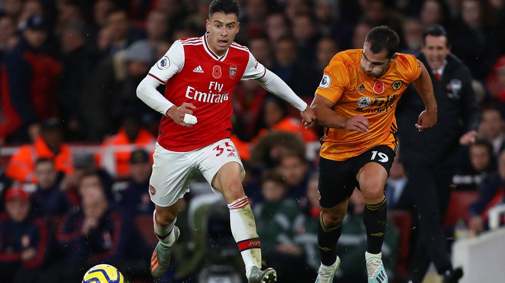 Gabriel Martinelli vom FC Arsenal am Ball