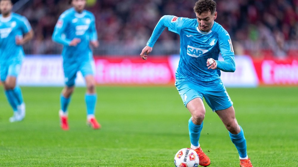 Fisnik Asllani von der TSG Hoffenheim am Ball