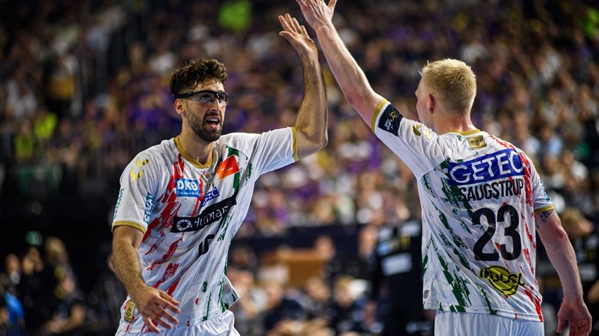 Spieler des SC Magdeburg bejubeln einen Treffer