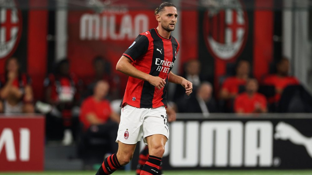 Adrien Rabiot vom AC Mailand am Ball