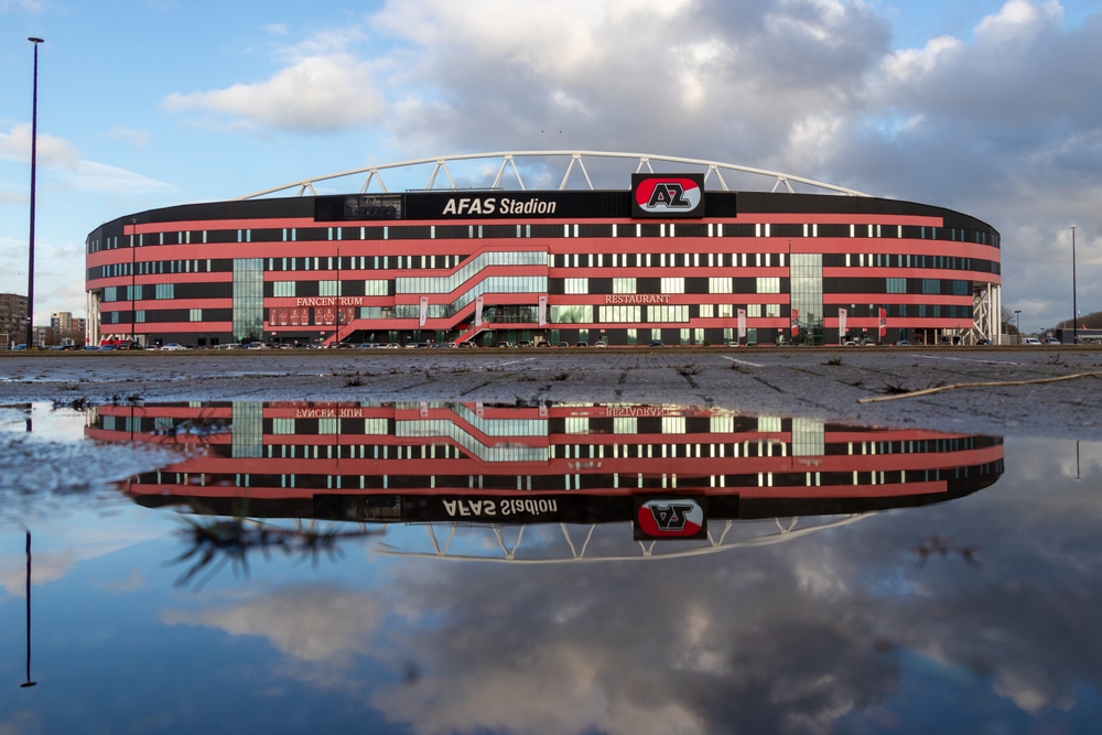 Das AFAS Stadion in Alkmaar spiegelt sich in einer Pfütze, Spielort von AZ gegen Hapoel Be'er Sheva